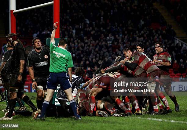 Gloucester celebrate the try of Tim Molenaar during the Heineken Cup round five match between Gloucester Rugby and Biarritz Olympique on January 16,...