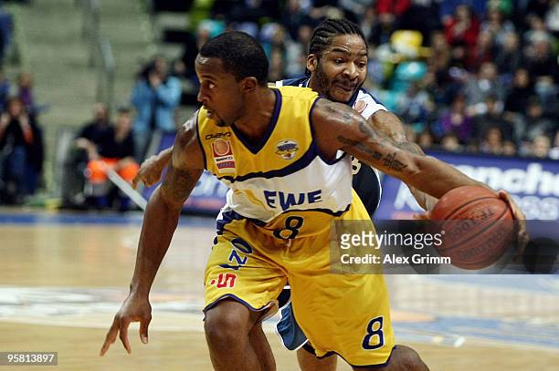 Je'Kel Foster of EWE Baskets is challenged by Quantez Robertson of Skyliners during the Beko BBL basketball match between Deutsche Bank Skyliners and...