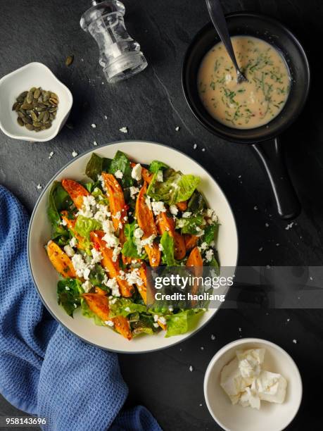 gezonde geroosterde zoete aardappelen salade - zoete aardappel stockfoto's en -beelden