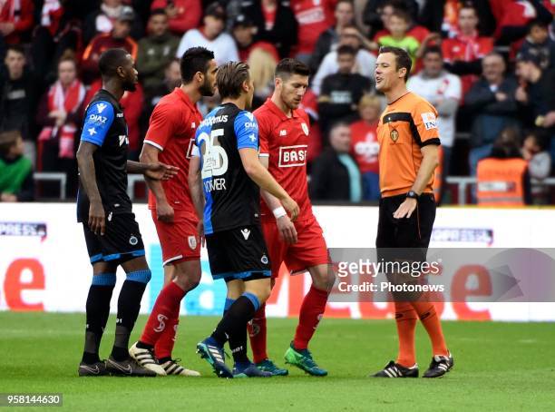 Referee Van Driessche Bram talking about the VAR with players during the Jupiler Pro League Play-Off 1 match between R. Standard de Liege and Club...