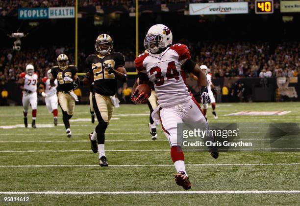 Tim Hightower of the Arizona Cardinals scores a 70-yard rushing touchdown in the first quarter against the New Orleans Saints during the NFC...