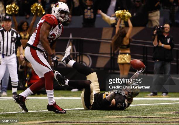Jeremy Shockey of the New Orleans Saints scores on a 17-yard touchdown reception against Adrian Wilson of the Arizona Cardinals during the NFC...