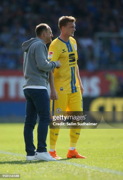 Headcoach Torsten Lieberknecht talks to Georg Teigl of Eintracht Braunschweig during the Second Bundesliga match between Holstein Kiel and Eintracht...