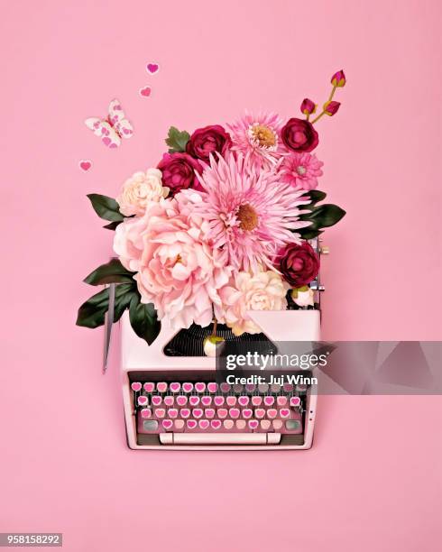vintage typewriter with flowers - comida flores fotografías e imágenes de stock