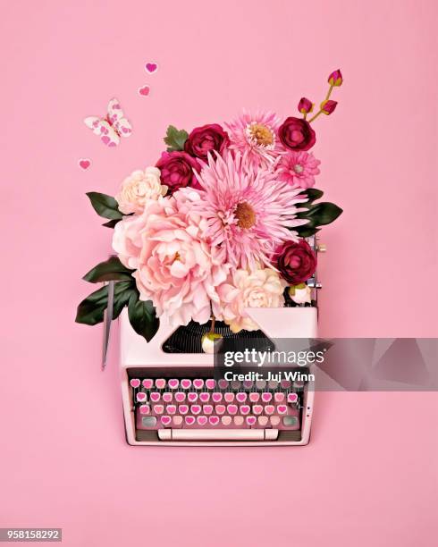 vintage typewriter with flowers - rosa color 個照片及圖片檔