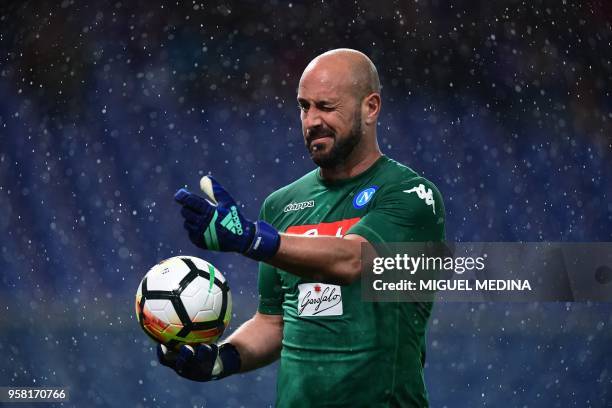 Napoli's Spanish goalkeeper Jose Manuel Reina gestures during the Italian Serie A football match Sampdoria vs Napoli on May 13, 2018 at the Luigi...