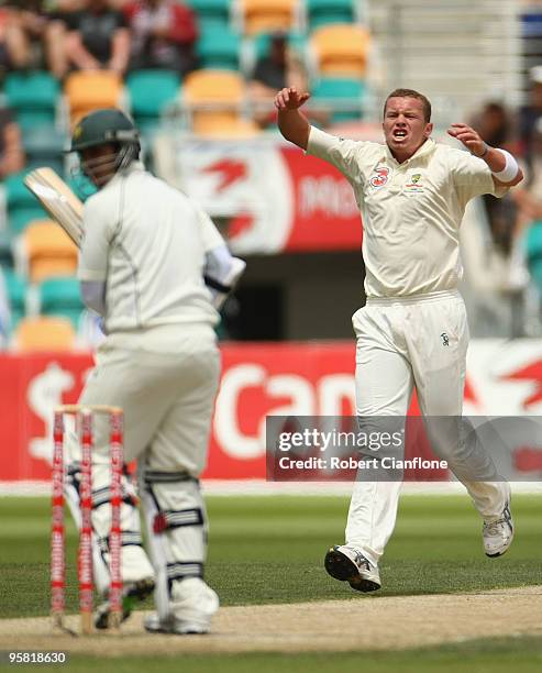 Peter Siddle of Australia looks dissapointed as a catch is missed off Salman Butt of Pakistan during day four of the Third Test match between...