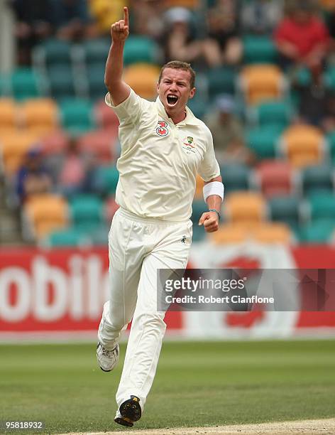 Peter Siddle of Australia takes the wicket of Imran Farhat of Pakistan during day four of the Third Test match between Australia and Pakistan at...