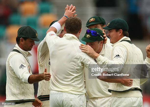 Peter Siddle of Australia celebrates the wicket of Imran Farhat of Pakistan with teammates during day four of the Third Test match between Australia...