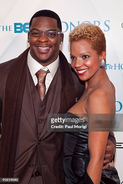 Washington Redskins' Clinton Portis and guest arrive to the 3rd annual BET Honors at the Warner Theatre on January 16, 2010 in Washington, DC.