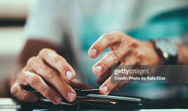 man hands on wallet - wallet stockfoto's en -beelden