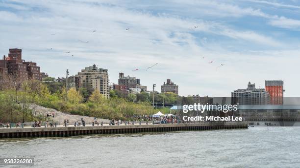 kites flying at brooklyn bridge park - new york - brooklyn bridge park imagens e fotografias de stock