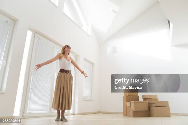 mudanza en el apartamento nuevo - women wearing nothing fotografías e imágenes de stock