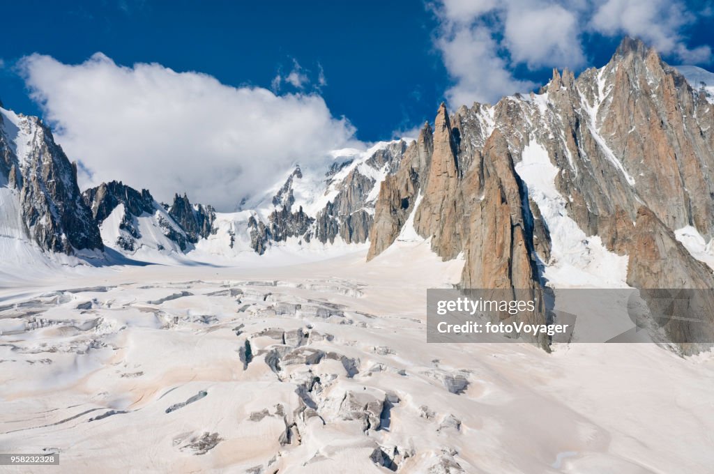 Grietas en el glaciar de Mer de Glace Chamonix Mont Blanc Francia