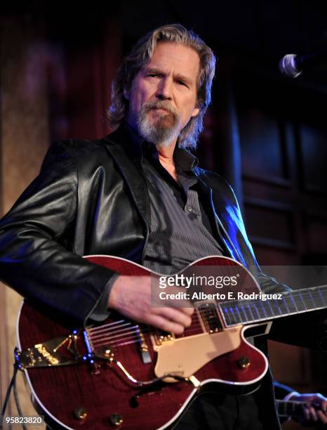 Actor Jeff Bridges performs at the 35th Annual Los Angeles Film Critics Association Awards at the InterContinental Hotel on January 16, 2010 in...