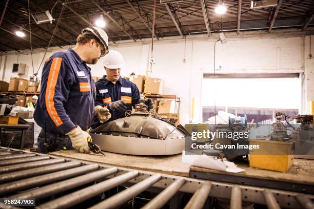 male workers checking electrical equipments in recycling plant - equipamento elétrico equipamento de recreio imagens e fotografias de stock