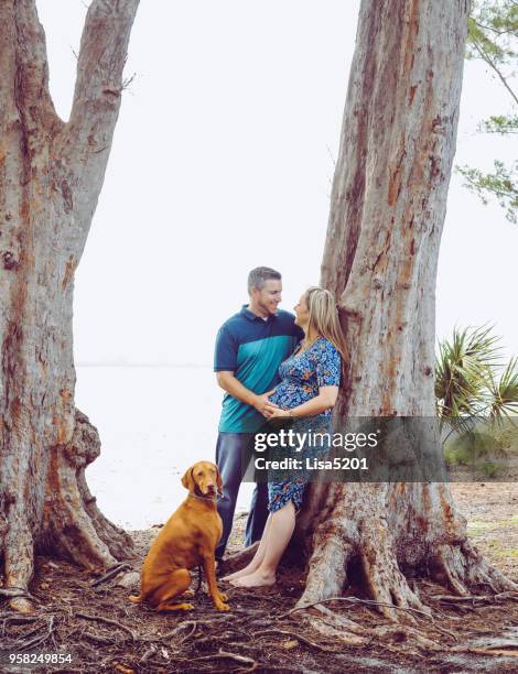 culture en famille - femme entre deux hommes photos et images de collection