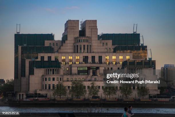 spring landscapes. thames river & mi5 architecture - mi5 stock pictures, royalty-free photos & images