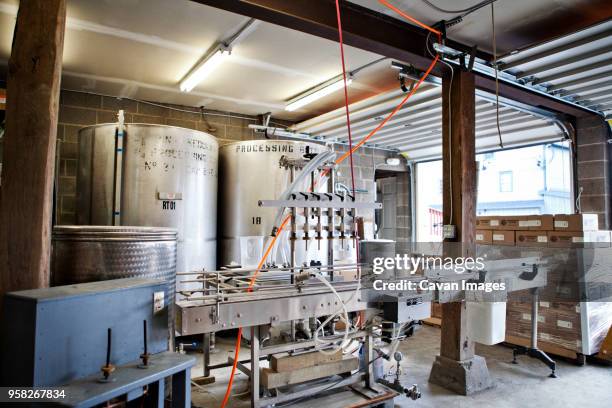 machinery in distillery - drinks carton - fotografias e filmes do acervo