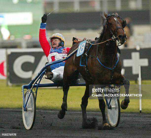Le Romain Giampaolo Minucci, driver du cheval italien Varenne, salue les tribunes en franchissant en tête, le 27 janvier 2002 à Vincennes, la ligne...