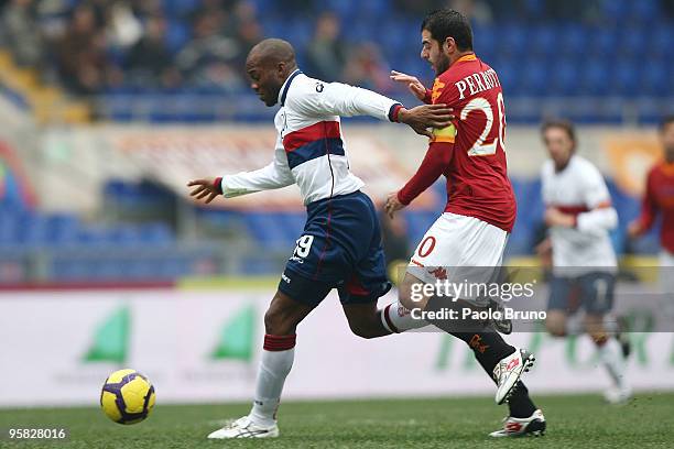 Simone Perrotta of AS Roma and David Suazo of Genoa CFC in action during the Serie A match between Roma and Genoa at Stadio Olimpico on January 17,...