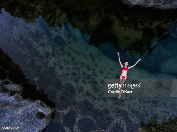 billabong de l’ange, nusa penida, indonésie - jeune fille asiatique bord de mer photos et images de collection