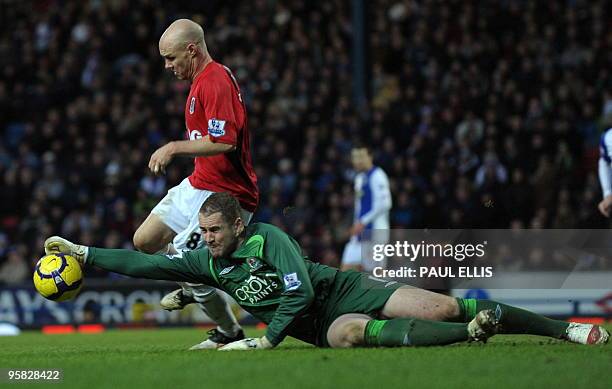 Fulham's English forward Andrew Johnson is denied by Blackburn Rovers' English goalkeeper Paul Robinson during their English Premier League football...