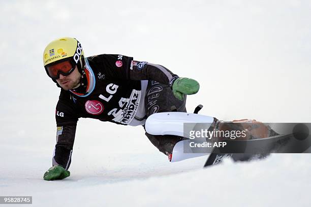 Sweden's Daniel Biveson clears a gate during the Men's parallel slalom final at the FIS Snowboard World Cup on January 17, 2010 in Nendaz. AFP PHOTO...