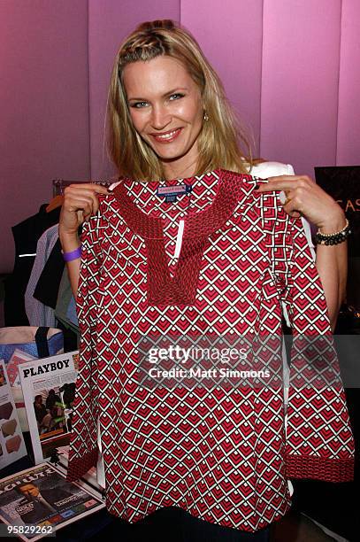 Actress Natasha Henstridge poses at the Kari Feinstein Golden Globes Style Lounge at Zune LA on January 15, 2010 in Los Angeles, California.