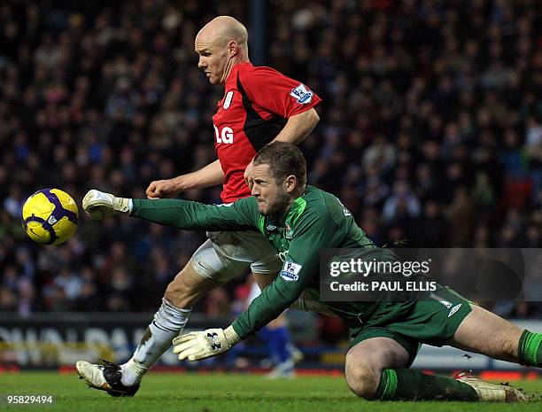 Fulham's English forward Andrew Johnson is denied by Blackburn Rovers' English goalkeeper Paul Robinson during their English Premier League football...