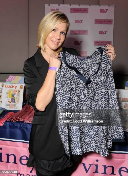 Actress Jennie Garth poses at the Kari Feinstein Golden Globes Style Lounge at Zune LA on January 15, 2010 in Los Angeles, California.