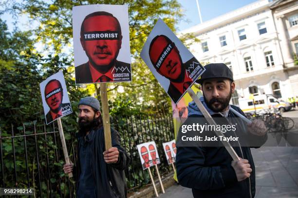 Anti-Erdogan protesters demonstrate outside Chatham House where Turkish President Recep Tayyip Erdogan is due to speak on May 14, 2018 in London,...