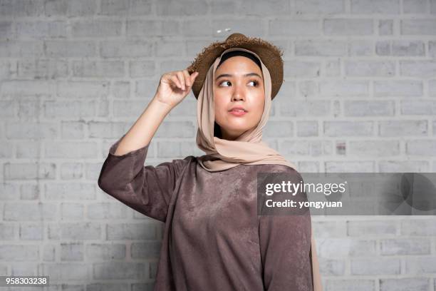 elegant muslim girl - yongyuan stock pictures, royalty-free photos & images