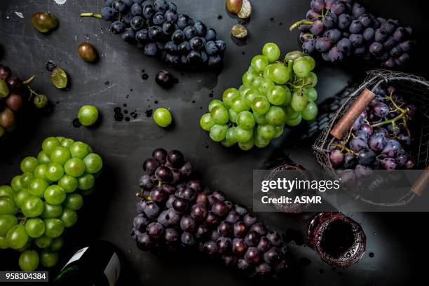 uvas frescas sobre o blackground - wine grapes - fotografias e filmes do acervo