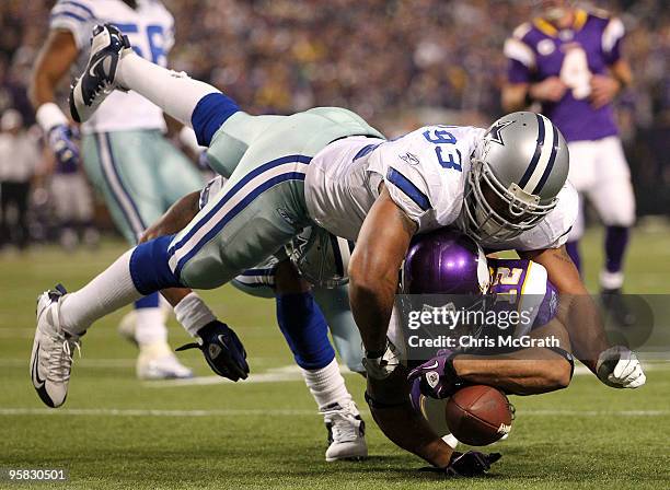 Anthony Spencer of the Dallas Cowboys tackles wide receiver Percy Harvin of the Minnesota Vikings during the second quarter of the NFC Divisional...