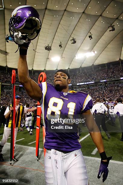 Tight end Visanthe Shiancoe of the Minnesota Vikings walks off the field after defeating the Dallas Cowboys 34-3 during the NFC Divisional Playoff...