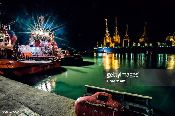frachthafen in der nacht - ship funnel stock-fotos und bilder