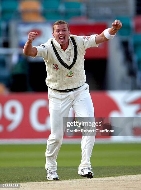 Peter Siddle of Australia unsuccessfully appeals for the wicket of Khurram Manzoor of Pakistan during day five of the Third Test match between...
