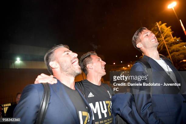 Andrea Barzagli , Mario Mandzukic and Rodrigo Bentancur during Juventus Travel back to Turin after winning Serie A at on May 14, 2018 in Turin, Italy.