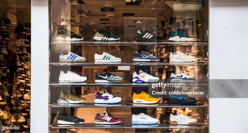 Moda zapatillas de deporte de exhibición en escaparates, Londres, Reino Unido
