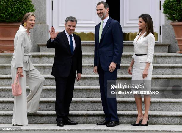 Spain's king Felipe VI and his wife queen Letizia pose with Colombian President Juan Manuel Santos and his wife Clemencia de Santos before holding a...