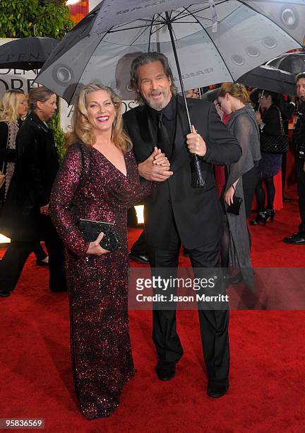 Susan Geston and actor Jeff Bridges arrive at the 67th Annual Golden Globe Awards held at The Beverly Hilton Hotel on January 17, 2010 in Beverly...