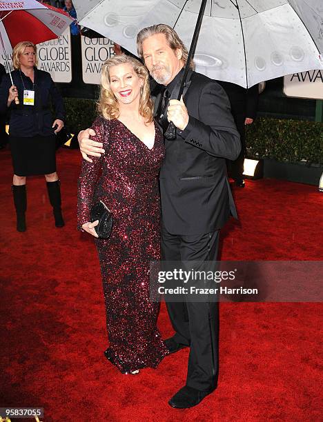 Actor Jeff Bridges and his wife Susa arrives at the 67th Annual Golden Globe Awards held at The Beverly Hilton Hotel on January 17, 2010 in Beverly...