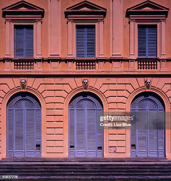 facade of an old italian mansion_xxl - tuscany villa stockfoto's en -beelden