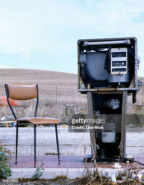 verlassenen tankstelle und vintage chair.rural motiv - nicht st��dtisches motiv stock-fotos und bilder