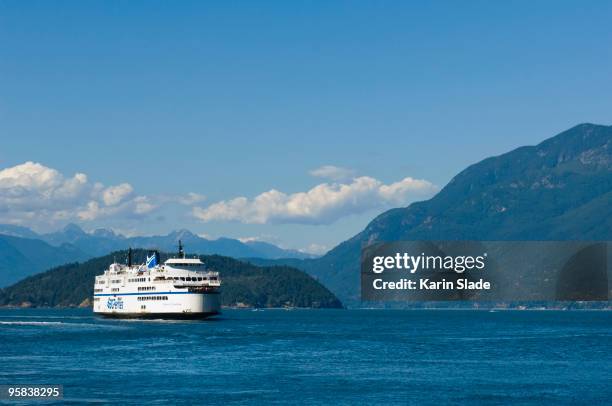 ferry boat approaching harbor - ferry photos et images de collection