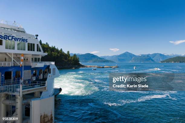 ferry boat approaching harbor - vancouver island fotografías e imágenes de stock