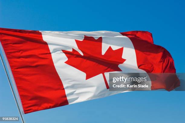 vancouver, british columbia, canada - bandeira do canadá imagens e fotografias de stock