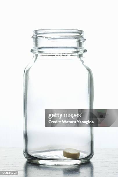 pill in jar - recipiente para las píldoras fotografías e imágenes de stock