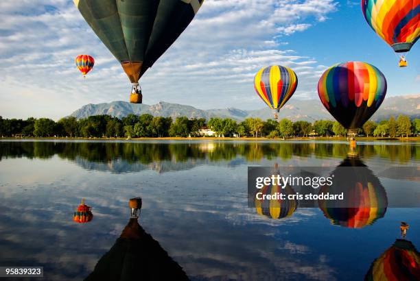 cheyenne mountain and hot air balloons - colorado springs stock pictures, royalty-free photos & images